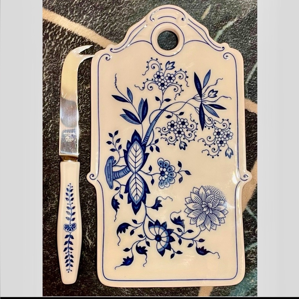 Hutschenreuther Blue Onion cheese board/ breakfast board with knife